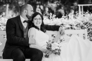 Brautpaar auf Bank - Hochzeitsfotos Meißen
