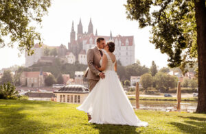 Brautpaar vor der Albrechtsburg Meißen - Fotograf für eure Hochzeit