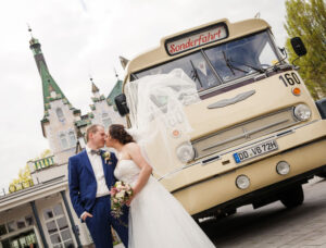 Brautpaar vor einem Oldtimer Bus - Hochzeitsfoto Meißen