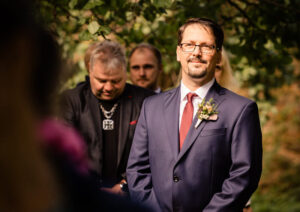 Bräutigam wartet auf die Braut - Hochzeitsfotograf Großenhain