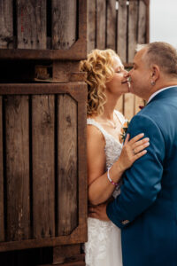 Brautpaar zwischen Obstkisten - Hochzeitsfoto Radebeul