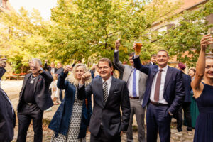 die Gäste prosten dem Brautpaar zu - Hochzeitsfotograf Meissen