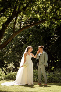 romantisches Brautpaarportrait in der Natur - Hochzeitsfotograf Coswig