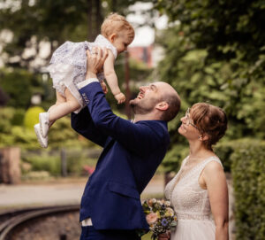 Brautpaar lachend mit Kind - Hochzeitsfotograf Radebeul