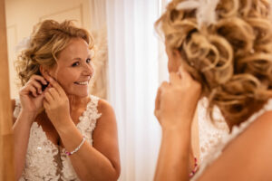 Die Braut beim Anlegen Ihres Schmuckes - Hochzeitsfotograf Dresden