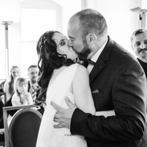 der erste Kuss im Standesamt Meißen - Hochzeitsfotografie