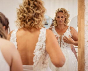 Braut beim Anziehen des Kleides – Hochzeitsfotograf Dresden