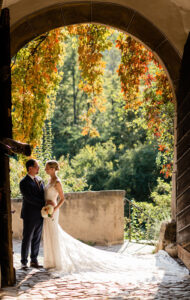 Romantisches Brautpaarportrait im Sonnenlicht - Hochzeitsfoto Radebeul