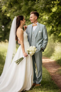 Natürliches Brautpaarfoto im Sonnenlicht – Hochzeitsfotos Dresden