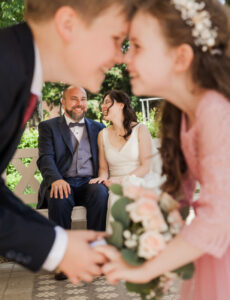 Das Brautpaar mit seinen Kindern in Schloss Proschwitz